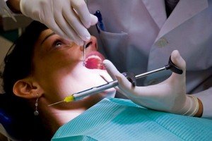 Стоматолог готовится к проведению внутрипульпарной инъекционной анестезии
