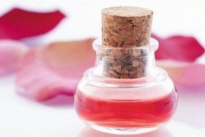 Розовое масло - лучшее средство в борьбе с микротрещинами