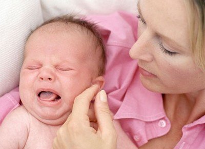 Плач ребенка может быть по причине сверхвнимания со стороны родителей