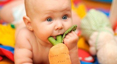 В 4 месяца ребенок начинает все тащить в рот