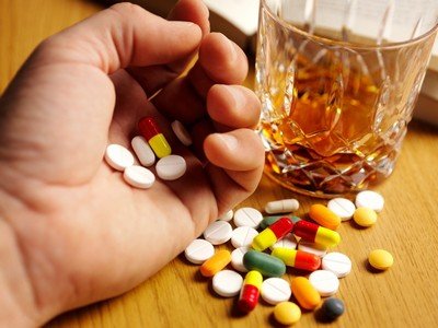 Антибиотики с алкоголем - стоит ли принимать?