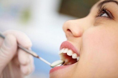 Одной из самых распространенных причин обращения к стоматологу является исправление формы зубов