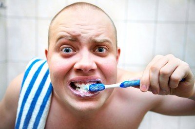 Чистка зубов фторсодержащей пастой - основа патогенетического лечения клиновидного дефекта зубов