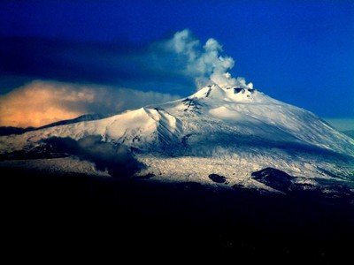 Время от времени напоминающий о себе вулкан Этна на Сицилии