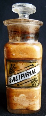 Порошок салипирина в склянке