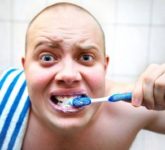 Чистка зубов фторсодержащей пастой - основа патогенетического лечения клиновидного дефекта зубов