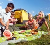 Как защитить детей от насекомых на природе?